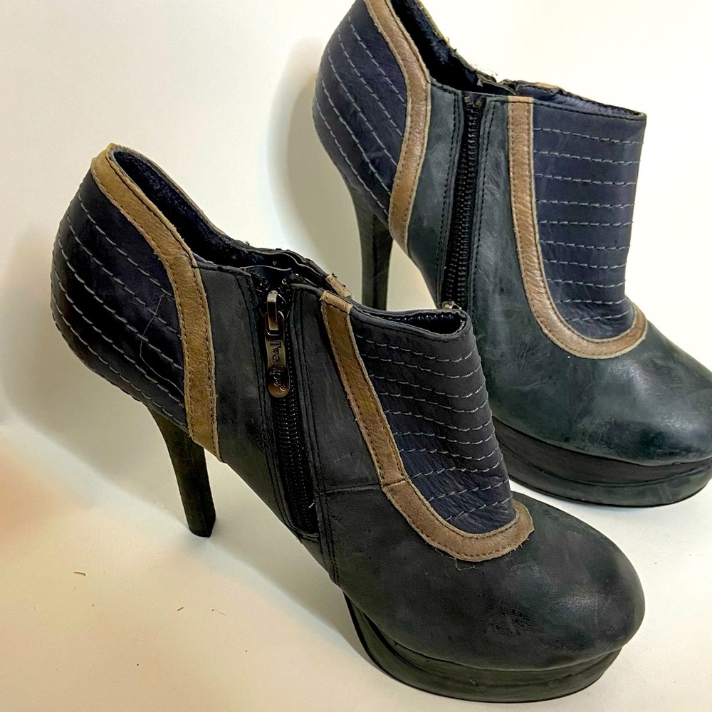 Two Lips size 10 booties